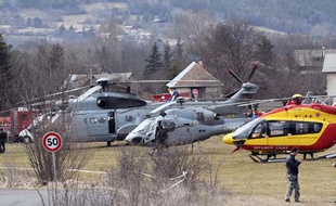 Appareils de la Sécurité civile et de l'armée de l'air à Seyne le 24 mars 2015.