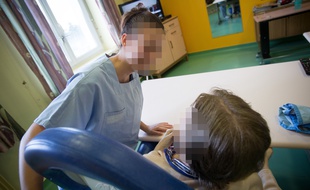Illustration d'une personne âgée et de son aide soignante.