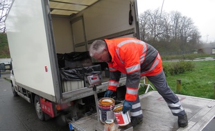 Une déchetterie mobile installée dans le quartier de l'Epeule, à Roubaix.