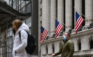 Des passants masqués devant la Bourse de New York, le 25 janvier 2021.