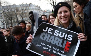 Une femme brandit une pancarte "Je suis Charlie" lors de la marche républicaine à Paris le 11 janvier 2015