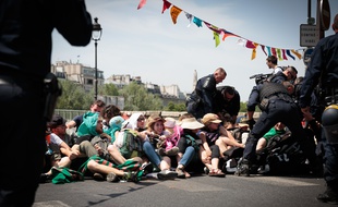 Des militants d'Extinction Rebellion bloquent le pont de Sully à Paris, le 28 juin 2019.