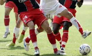 Le Monegasque Nenê se faufile entre Grégory Bourillon et Bernard Mendy, le 13 spetembre 2007