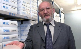 "Géo Trouvetou" pour les uns, "escroc" pour d'autres, le fondateur de la société PIP, Jean-Claude Mas, a évolué dans le secteur des prothèses mammaires pendant 30 ans, jusqu'à en devenir un des leaders mondiaux avant de tout perdre en 2010.