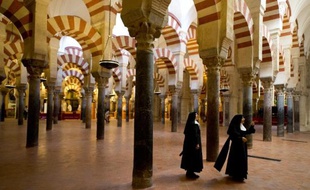 Deux nonnes se promènent dans la mosquée-cathédrale de Cordue, dans le sud de l'Espagne, le 14 octobre 2014