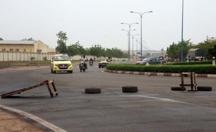 Des tirs sporadiques ont été entendus dans la nuit de mardi à mercredi à Bamako après deux jours de combats meurtriers entre parachutistes fidèles au président malien renversé Amadou Toumani Touré (ATT) et les militaires de l'ex-junte qui contrôlent toujours la ville, a constaté l'AFP.