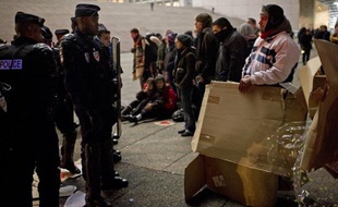 La police est intervenue mardi soir pour démanteler le campement des Indignés installés depuis une dizaine de jours sous la Grande Arche du quartier d'affaires de La Défense, près de Paris, a constaté une journaliste de l'AFP.