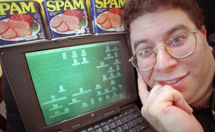 Sanford Wallace, l'autoproclamé "Roi du spam", pose devant son ordinateur le 8 mai 1997.