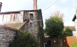 Devant la demeure de Noémie Montagne et Dieudonné M'Bala, au Mesnil-Simon, dans l'Eure-et-Loir.