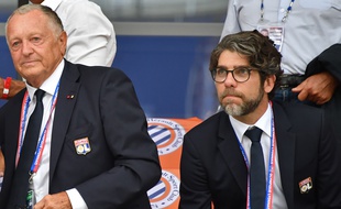 Juninho, ici aux côtés de Jean-Michel Aulas lors de la défaite de l'OL en Ligue 1 à Montpellier (1-0) le 27 août. PASCAL GUYOT