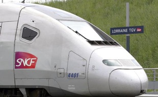 Une rame de TGV stationne sur le quai de la gare "Lorraine" du TGV Est européen, à Louvigny
