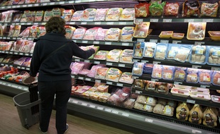 Illustration d'une femme faisant ses courses dans un supermarché.