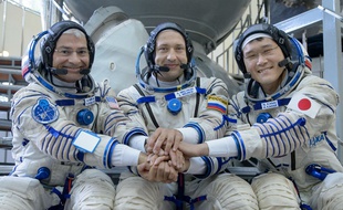 L'astronaute Norishige Kanai (à droite) avec ses collègues Mark Vande Hei et Alexander Misurkin, le 6 juillet 2017 en Russie.