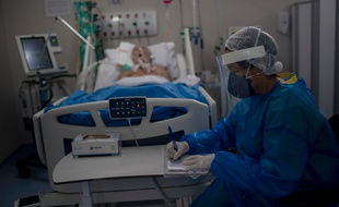 Un patient intubé dans un hôpital de Rio de Janeiro. Au Brésil, ces derniers jours, on compte environ 1.000 décès chaque jour.