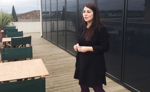 Alexandra Gomez, responsable du marketing de l'école Vatel à Bordeaux, sur le roof top de l'établissement.