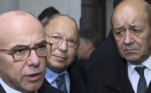 Le ministre de l'Intérieur Bernard Cazeneuve (à g.), le ministre de la Défense Jean-Yves Le Drian (à dr.) et le président du Conseil français du culte musulman (CFCM) Dalil Boubakeur, le 16 janvier 2015.