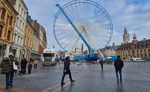 Montage de la grande roue à Lille.