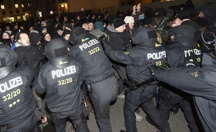 La police allemande face à des contre-manifestants lors d'un défilé du mouvement anti-islam Legida, le 30 janvier 2015.