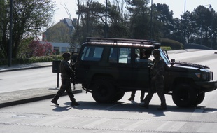 Les militaires de Sentinelle ont bloqué la circulation sur le pont Saint-Hélier ce dimanche 31 mar.