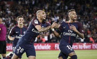 La joie de Kurzawa et Neymar lors de la large victoire du PSG contre Toulouse (6-2), le 20 août 2017 au Parc des Princes.