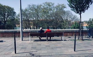 Des personnes âgées sur un banc à Toulouse.