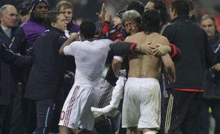 Gennaro Gattuso (torse nu), à la fin du match contre Tottenham, à Milan , le 15 février 2011.