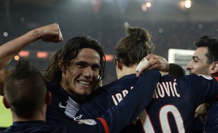 Les Parisiens Zlatan Ibrahimovic et Edinson Cavani célèbrent un but contre l'Olympiakos, le 27 novembre 2013 au Parc des Princes.