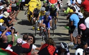 Thibaut Pinot mène le groupe maillot jaune dans la montée du Port de Balès, lors de la 16e étape du Tour de France, mardi 22 juillet 2014.