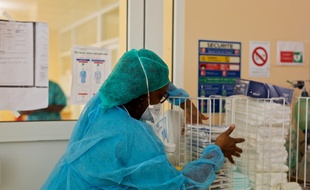 Une infirmière au CHU de Pointe-à-Pitre/Abymes en Guadeloupe, le 9 avril 2020.