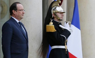 La cote de popularité du président François Hollande a baissé en novembre de 3 points à 20%, le score le plus bas enregistré par un président français depuis la création en 1958 de la Ve République, selon le baromètre de l'Ifop pour l'hebdomadaire Le Journal du Dimanche.