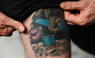 Matt Taylor, physicien de l'ESA, montre son tatouage «Rosetta» le 12 novembre 2014