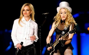 Britney Spears (G) n'était pas à Liverpool pour recevoir ses deux MTV Europe Music Awards. Elle avait choisi d'être sur scène au côté Madonna lors de son concert à Los Angeles, le 6 novembre 2008.