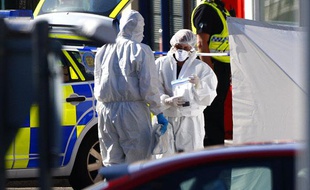 Des experts médico-légaux examinent l'une des scènes de crime de la fusillade mortelle déclenchée par Derrick Bird à Whitehaven, le 2 juin 2010.