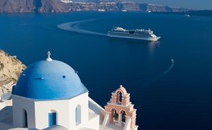 Un paquebot croise dans les eaux de l'île de Santorin, dans l'archipel des Cyclades en Grèce.