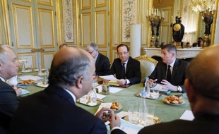 Tout juste revenu des Emirats, François Hollande préside mercredi un nouveau Conseil de défense à l'Elysée sur le Mali, puis Jean-Marc Ayrault un débat dans l'après-midi à l'Assemblée nationale, deuxième étape dans l'information des parlementaires sur cet engagement des armées.
