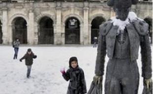 Les arènes de Nîmes sous la neige.