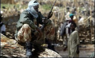 Quatre cadavres d'hommes en uniformes, pieds nus, gisent sous un soleil de plomb. Des prisonniers déguenillés sont exhibés. Visite guidée d'Adré, dans l'est du Tchad, au lendemain de violents combats avec une rébellion dans laquelle N'Djamena voit la main du Soudan.