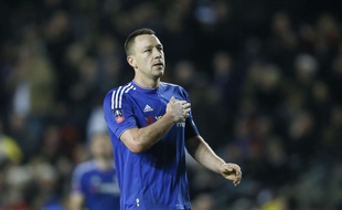 John Terry salue les supporters de Chelsea après le match contre Milton Keynes Dons (victoire 5-1) en FA Cup, le 31 janvier 2016.