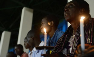 Des Rwandais prient au stade de Kigali, pour la commémoration du 20e anniversaire du génocide au Rwanda, le 7 avril 2014