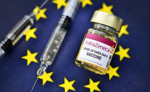 Le vaccin contre le Covid-19 du laboratoire AstraZeneca, posé sur un drapeau européen.