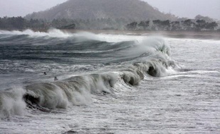 "Bud", premier ouragan de la saison dans l'est du Pacifique, au large des côtes mexicaines, a continué à s'affaiblir et a été rétrogradé en tempête tropicale vendredi soir, a indiqué le Centre national des ouragans américain