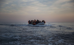 Des migrants sur une embarcation de fortune, au large de l'île grecque de Lesbos, le 25 décembre 2015.