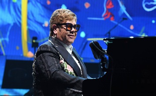 Le chanteur Elton John.