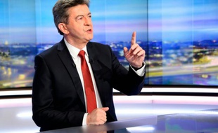 Le porte-voix du Parti de gauche, Jean-Luc Mélenchon, sur le plateau du 20H de TF1, le 10 février 2016 à Boulogne-Billancourt