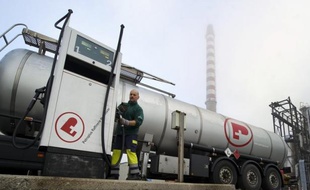 Le groupe suisse Petroplus a entamé lundi matin les manoeuvres d'arrêt temporaire de sa raffinerie de Petit-Couronne, près de Rouen, qui n'est plus alimentée en brut depuis le gel d'une ligne de crédit d'un milliard de dollars mardi, a-t-on appris lundi de source syndicale.