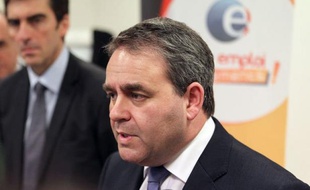 Le ministre du Travail Xavier Bertrand a préconisé mardi la création des contrats à durée indéterminée (CDI) pour les intérimaires pour lutter contre la hausse du chômage et donner plus de stabilité aux salariés de l'intérim, à l'occasion d'une visite d'une agence Pôle-emploi à Reims.