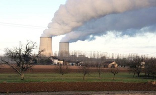Le Parti socialiste a débattu samedi à Paris de sa "transition écologique", à partir d'un texte qui soutient la politique du gouvernement, notamment sur le nucléaire, invite à repenser le rapport à la croissance, et se montre ferme sur les gaz de schiste.
