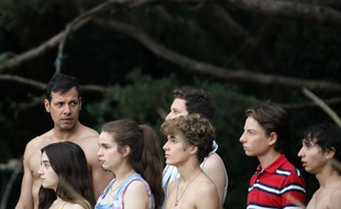 Adèle Castillon, Laurent Lafitte, Luàna Bajrami, Matteo Perez, et Thomas Guy dans L'heure de la sortie de Sébastien Marnier