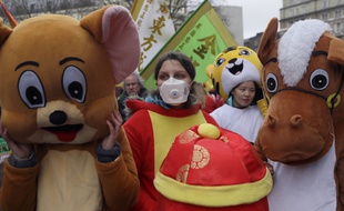 A Londres aussi, on porte des masques (ici, lors d'un défilé du Nouvel an chinois)