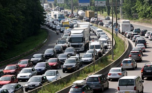 Un bouchon sur l'autoroute A7, aux abords du tunnel de Fourvière, près de Lyon, en juillet 2010.
